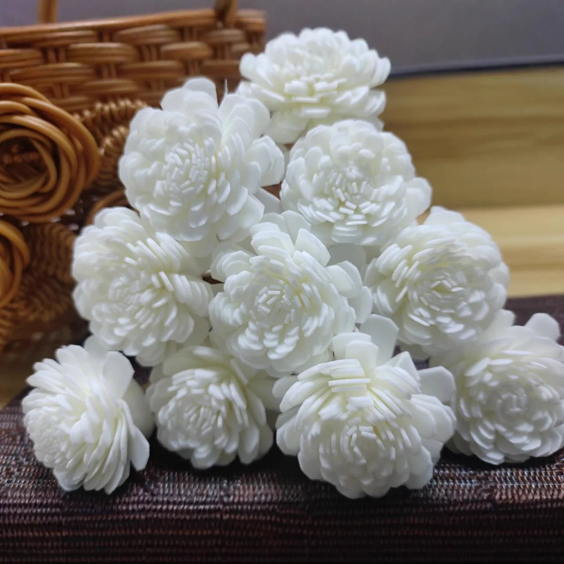Aromatherapy Diffuser - แท่งกระจายกลิ่นหอม 10 ชิ้น และชุดดอกไม้โฟมสีขาว แท่งกระจายกลิ่นหอมแบบดอกไม้ แท่งไฟเบอร์สำหรับน้ำมันหอมระเหย